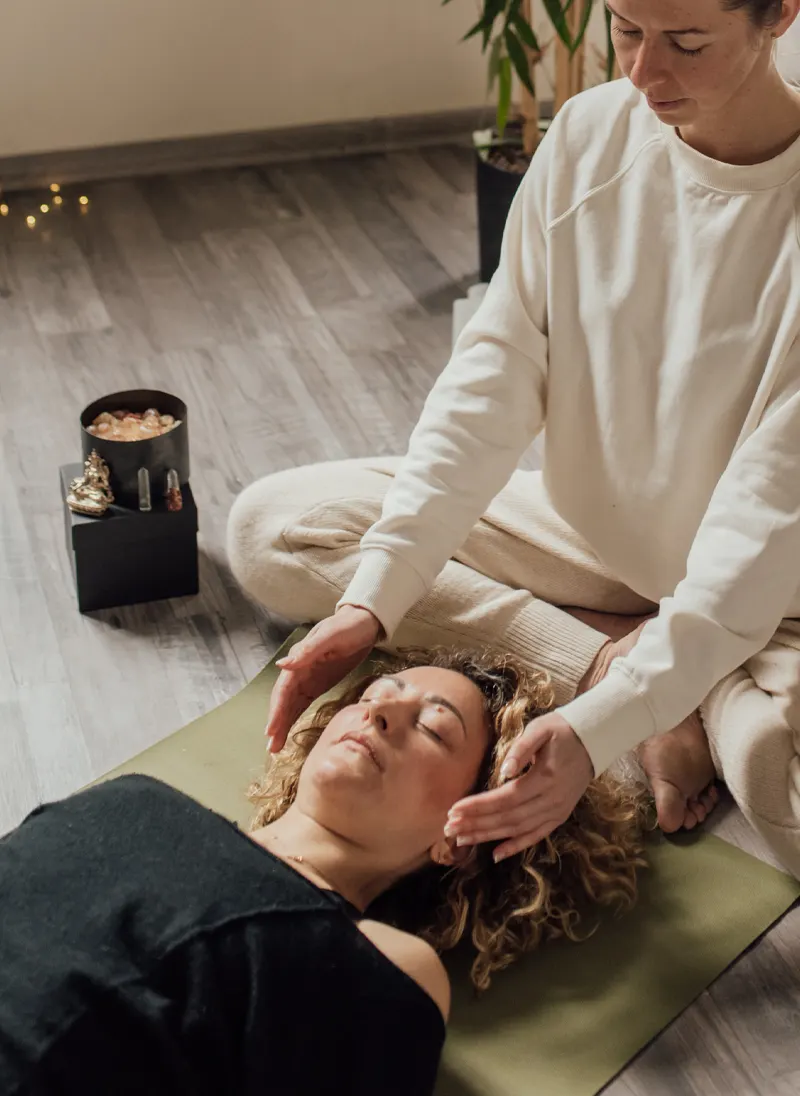 person giving reiki treatment